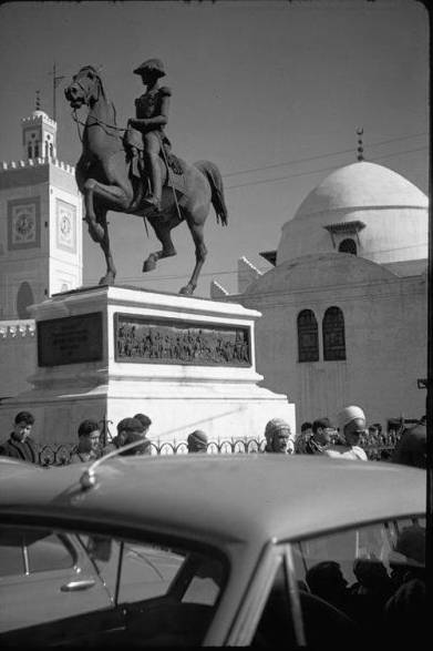 la statue du duc d'orleans � Alger 
