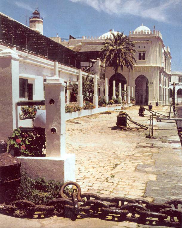 le bordj El-Fanar vu du quai 