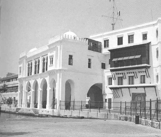 le bordj El-Fanar vu de l' autre cote du quai 