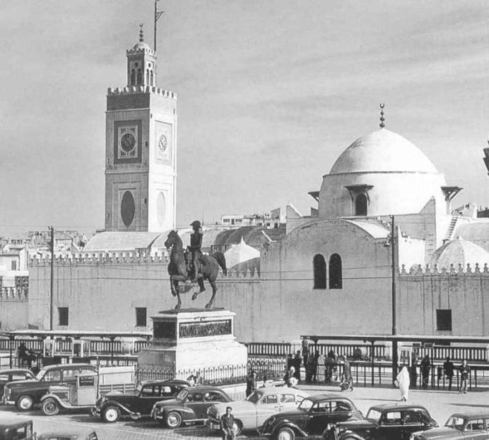 la Place du Gouvernement et la statue du Duc d'Orl�ans Alger. 