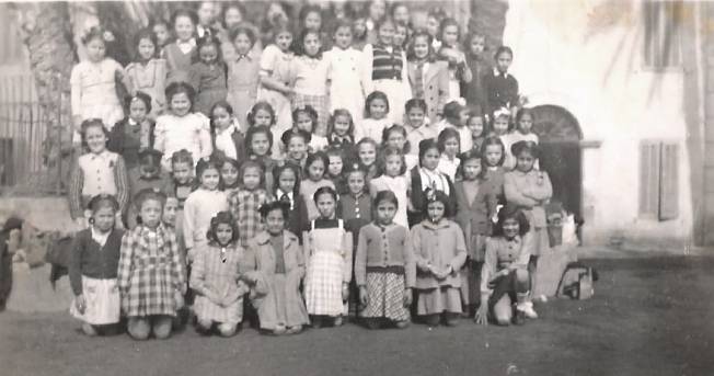 Les Ames Vaillantes devant le palais d'Hiver