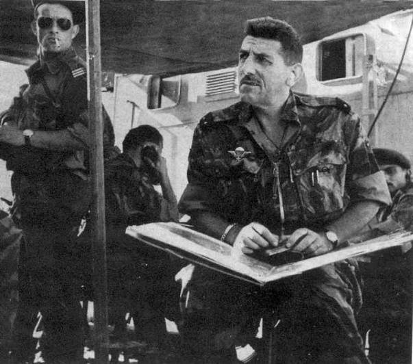 Alger, le g�n�ral Massu en op�ration hors d'Alger en 1957 