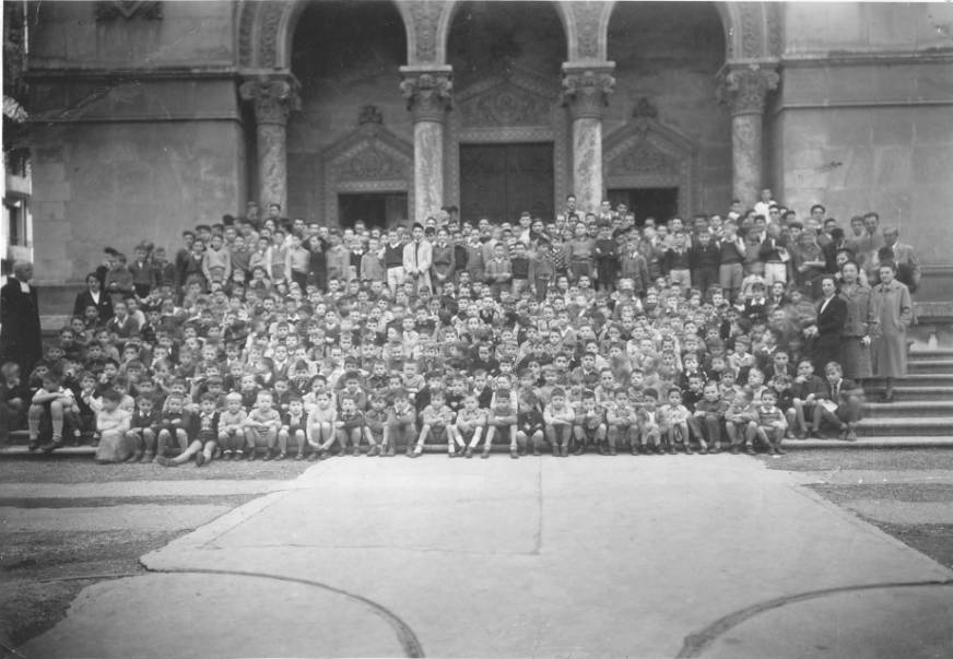Alger, ecole Saint Charles sur les marches de l'�glise 