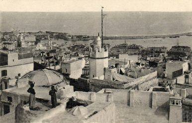 Vue bas de la casbah et du port 