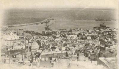 Vue bas de la casbah et du port 