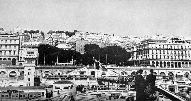 Arrive sur le quai , au dessus le square Bresson 