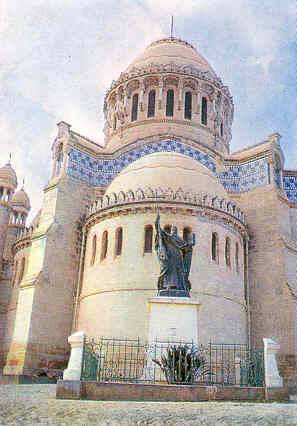 Vue d' ensemble avec la statue de Lavigerie