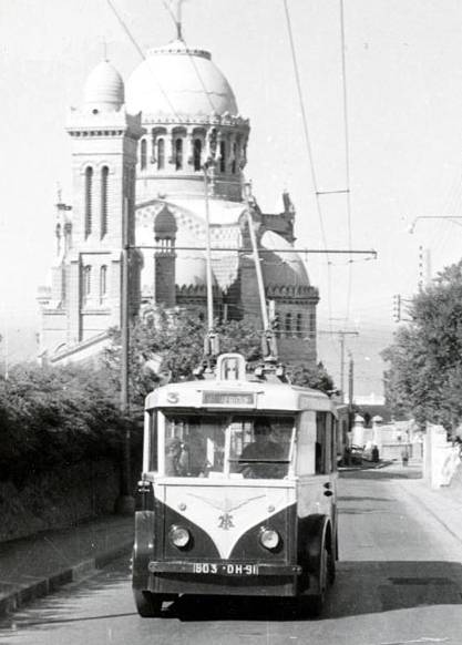 Arrivee � Notre Dame d' Afrique en trolley