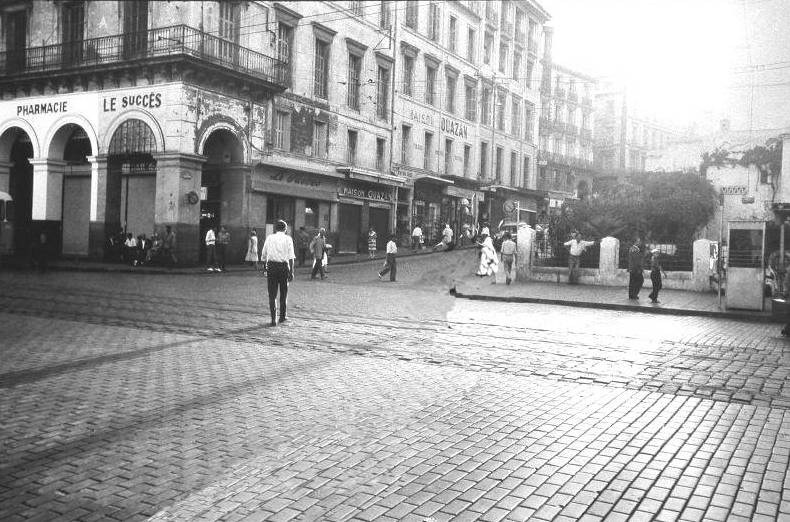 La place du gouvernement, rue du Divan 