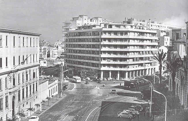 la Place Mermoz, c�t� de l'ancien quartier de la marine