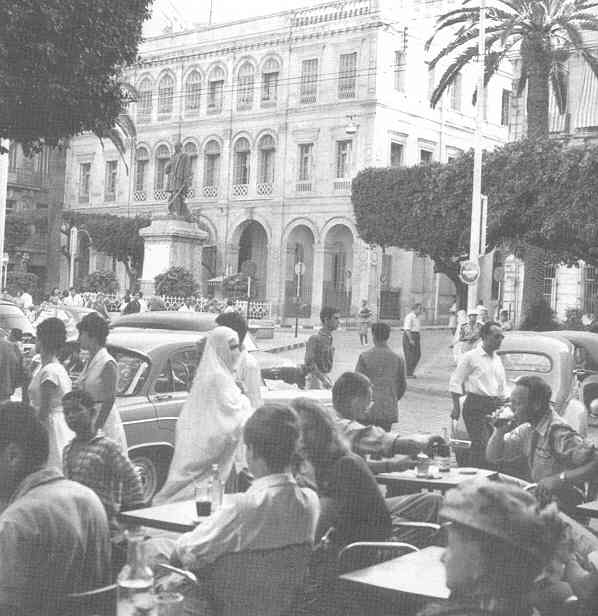 la place d'Isly du c�t� de la statue de Bugeaud 