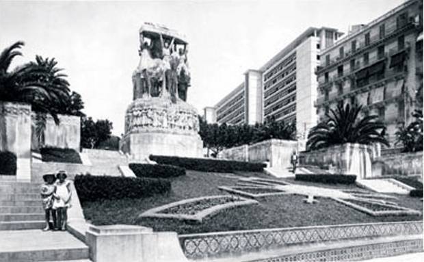 Alger Le Monuments aux Morts  et la croix de guerre
