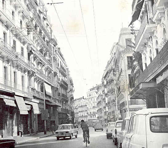 En descendant la rue Michelet en bicyclette.