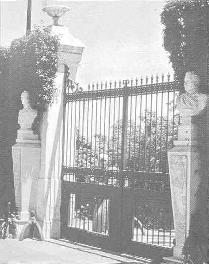  entr�e du Palais d'�t� du gouverneur les bustes