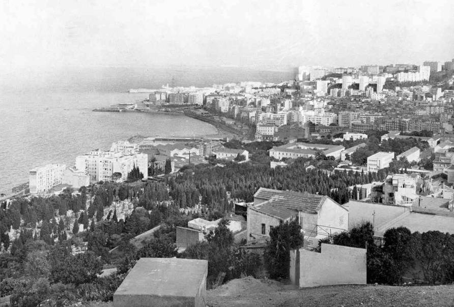 Vue sur Bab-El-Oued et le cimeti�re europ�en 