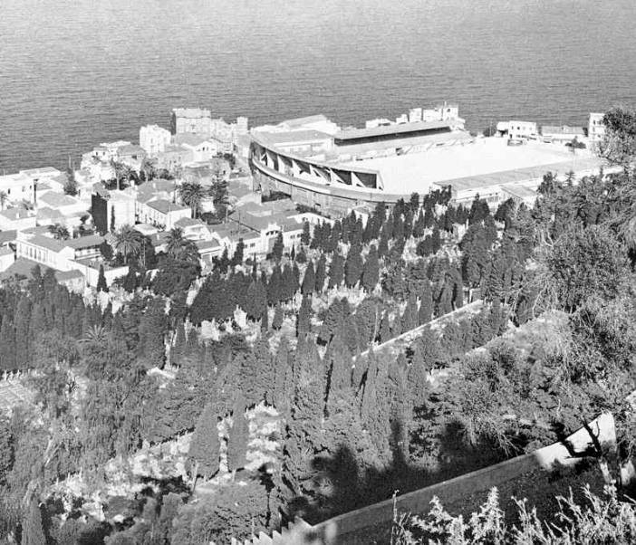 Vue du stade de Saint-Eug�ne et du cimeti�re europ�en 