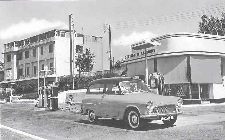 Alger, la Station-service du Caroubier.  