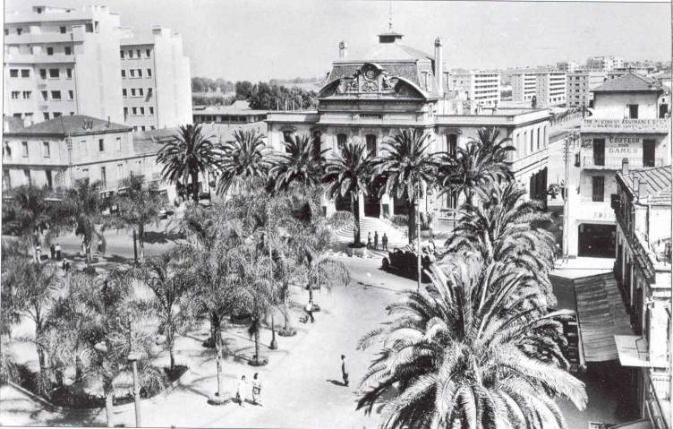 Maison carr�e place Z�vacco, la Mairie 