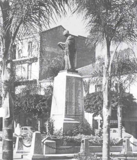 Maison Carr�e le monument aux morts 