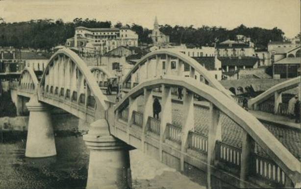 Maison Carr�e le nouveau pont et la ville 