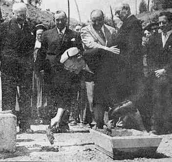 Poste de la premi�re pierre en 1954 