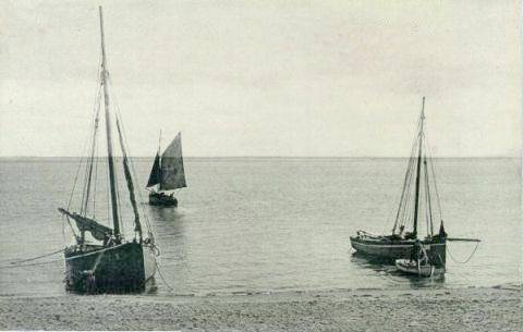 Bou-Haroun les bateaux sur la greve