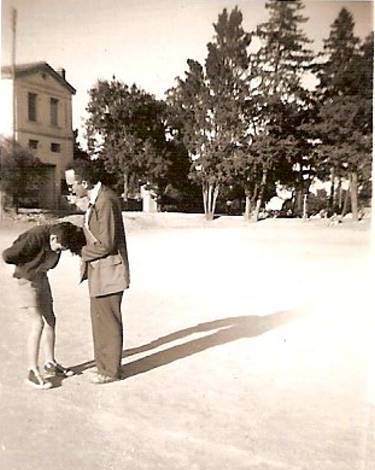 Photo vol�ee dans la cour de r�cr�aion pensionnaires de Saint Joseph alger