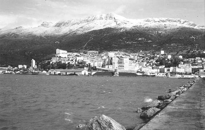 Bougie la montagne sous la neige 